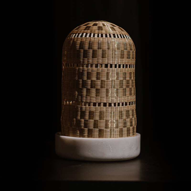 A WOMAN IN CURVE TABLE LAMP